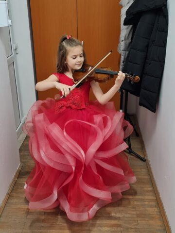 La doar 8 ani, Sara Tîrnoveanu are zeci de trofee obținute la concursuri de muzică ușoară și este de trei ori campioană națională la arte marțiale