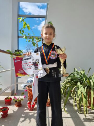 Sara este de trei ori campioană națională la Qwan Ki Do