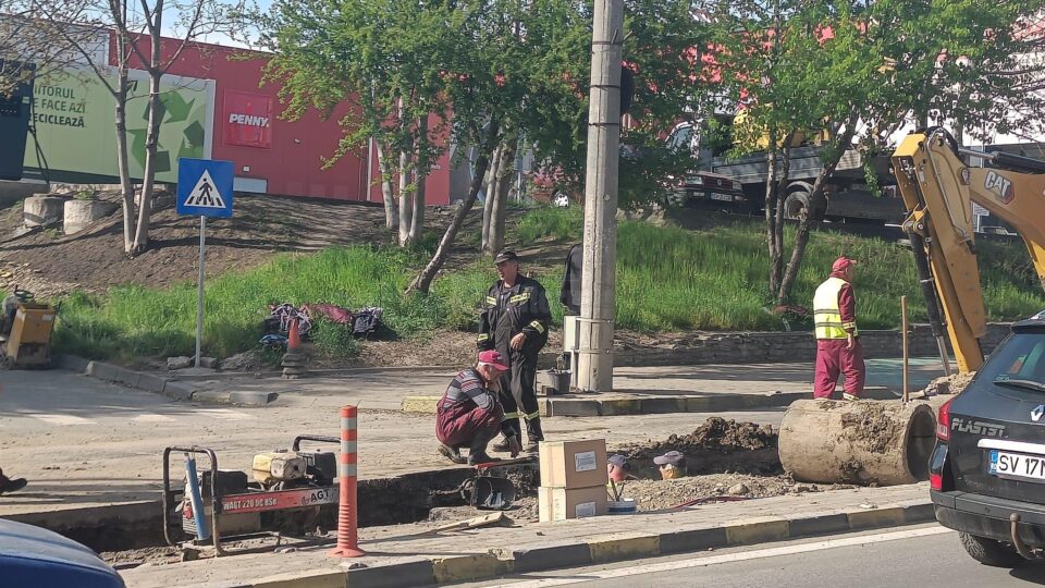 Lucrătorii ACET au încheiat marți seară intervenția la avaria majoră apărută sub carosabil
