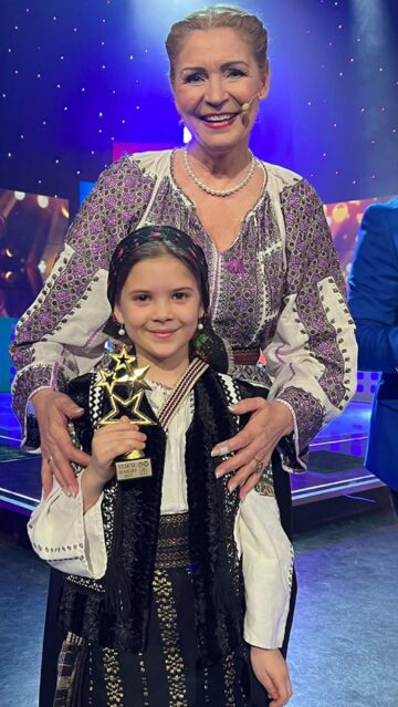 Sara alături de artista Matilda Pascal Cojocărița