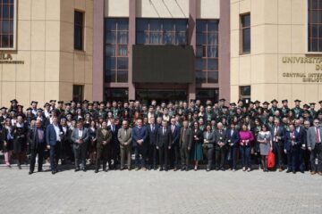 Președintele ASFOR alături de noua generație de silvicultori și profesorii de la Facultatea de Silvicultură din Brașov, care a împlinit 75 de ani de existență