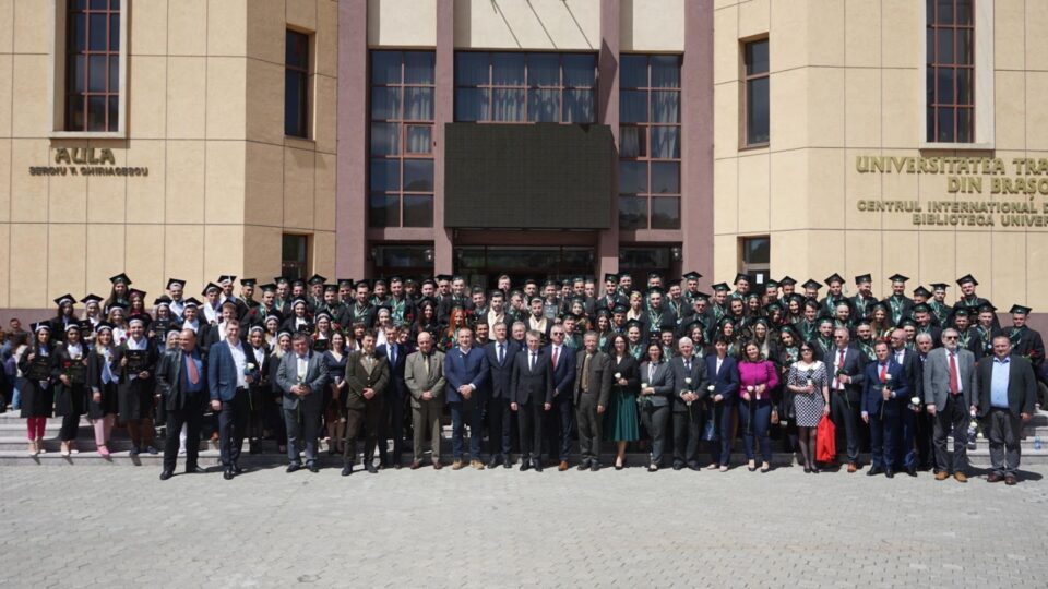 Președintele ASFOR alături de noua generație de silvicultori și profesorii de la Facultatea de Silvicultură din Brașov, care a împlinit 75 de ani de existență