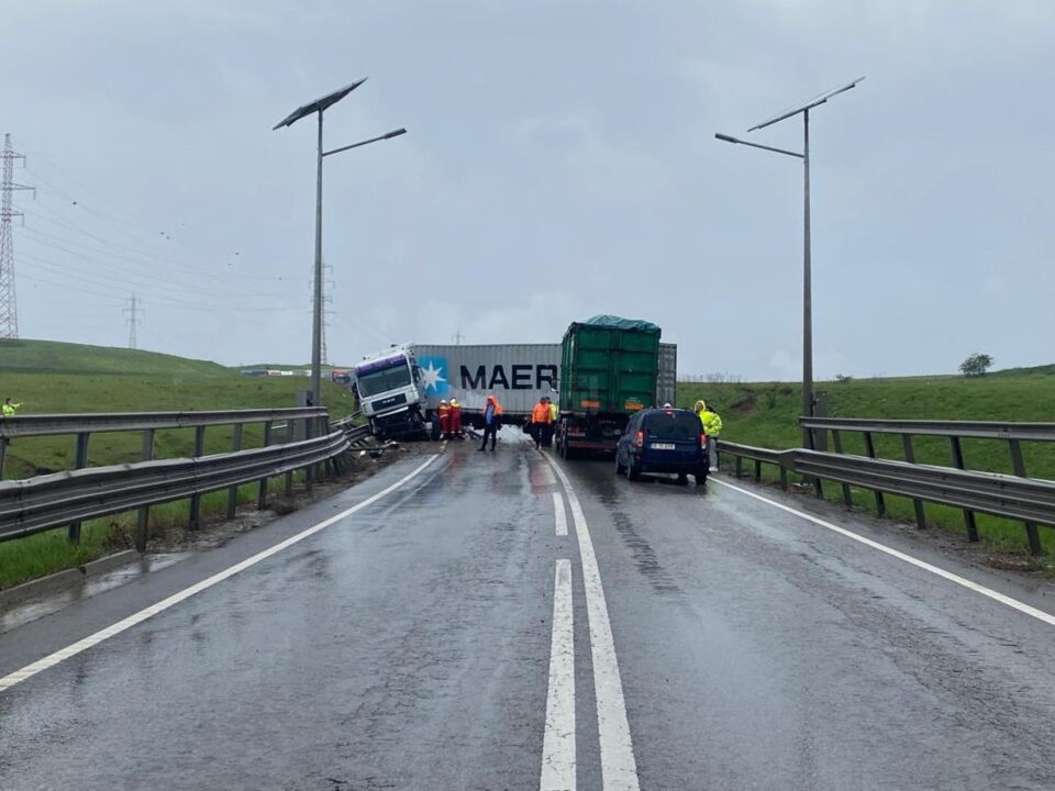 Șoseaua de centură a Sucevei, blocată de un tir scăpat de sub control