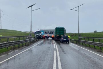 Șoseaua de centură a Sucevei, blocată de un tir scăpat de sub control