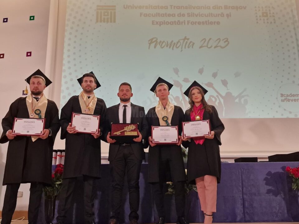 Președintele ASFOR alături de noua generație de silvicultori și profesorii de la Facultatea de Silvicultură din Brașov, care a împlinit 75 de ani de existență 3