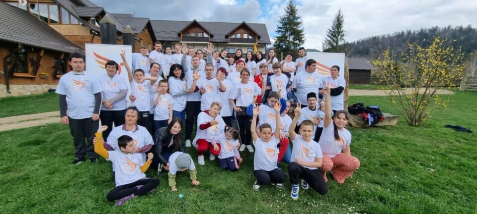 Asociația Teona Ariana a organizat o nouă tabără pentru copii cu autism, copii cu sindrom Down și părinții acestora Asociația Teona Ariana a organizat o nouă tabără pentru copii cu autism, copii cu sindrom Down și părinții acestora