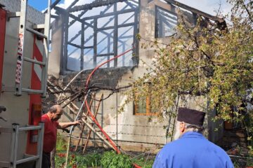 Casă distrusă de un incendiu izbucnit în plină zi