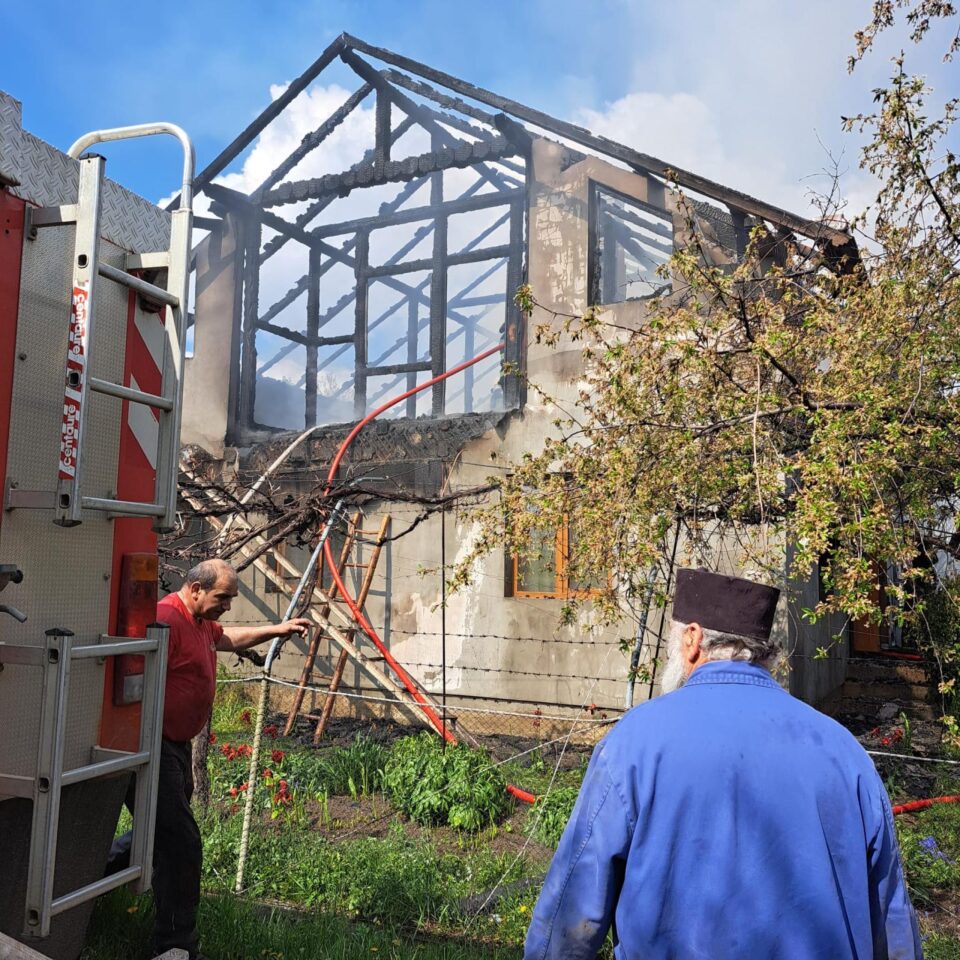 Casă distrusă de un incendiu izbucnit în plină zi
