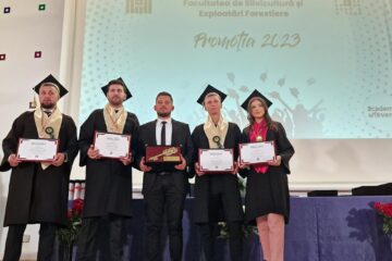 Președintele ASFOR alături de noua generație de silvicultori și profesorii de la Facultatea de Silvicultură din Brașov, care a împlinit 75 de ani de existență