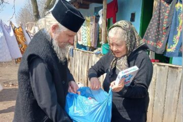 Peste 1.000 de familii necăjite din județ au primit alimente și haine prin proiectul „Dar de Înviere”