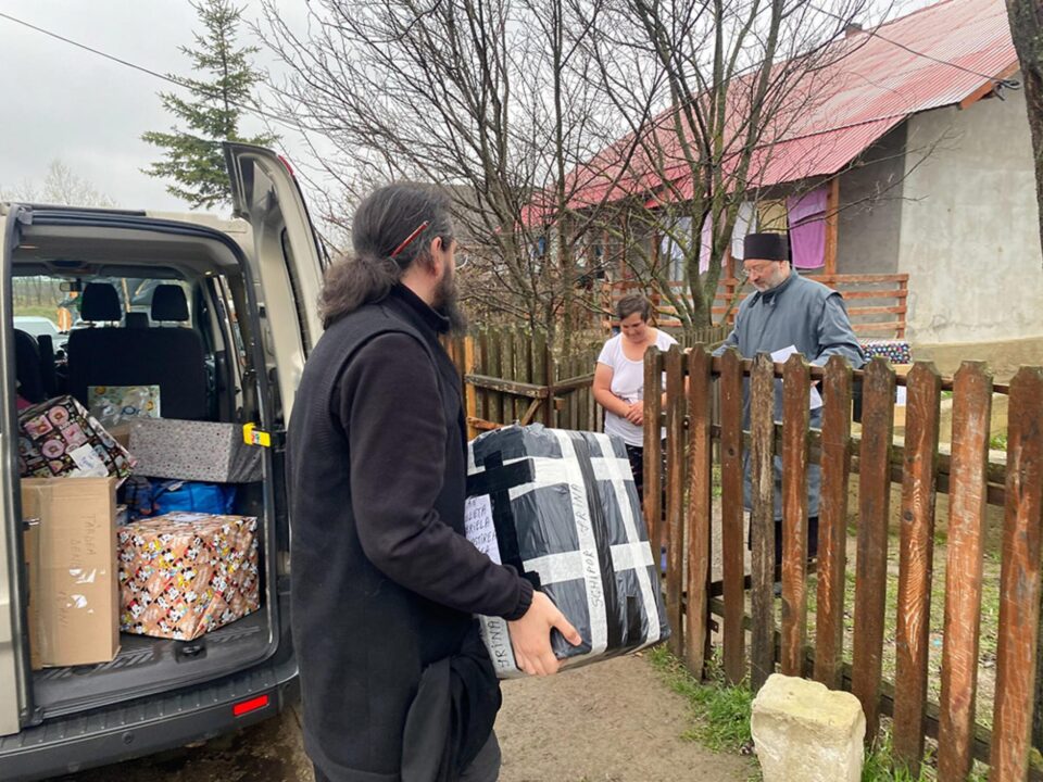 Peste 1.000 de familii necăjite din județ au primit alimente și haine prin proiectul „Dar de Înviere” Peste 1.000 de familii necăjite din județ au primit alimente și haine prin proiectul „Dar de Înviere”