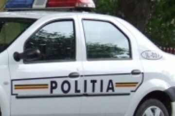 Un minor la volan a acroșat o mașină și s-a izbit într-un gard în timp ce încerca să scape de polițiști
