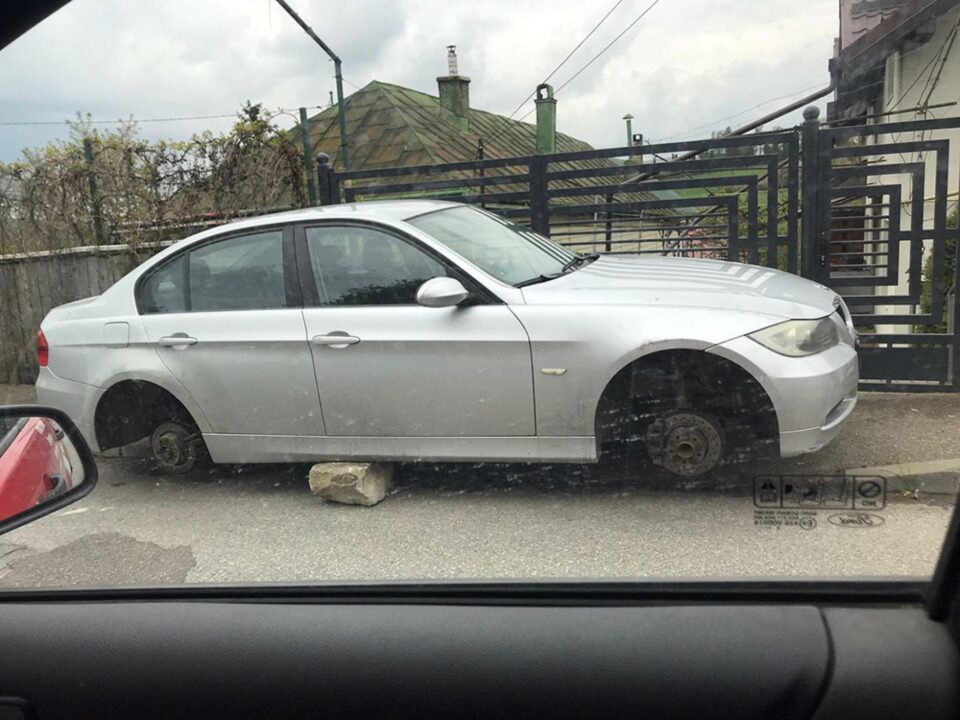 Autoturismul BMW lăsat fără roți