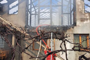 Casă distrusă de un incendiu izbucnit în plină zi
