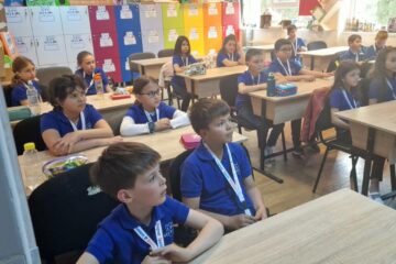 Elevii mici vor experimenta școala fără ghiozdan