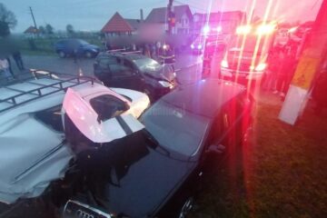 Accident cu trei mașini implicate, la Baia