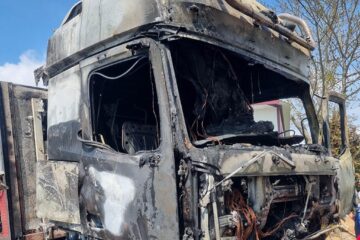 Incendiu la cabina unui autotren, cu pericol de propagare la un rezervor de 2.000 de litri de motorină