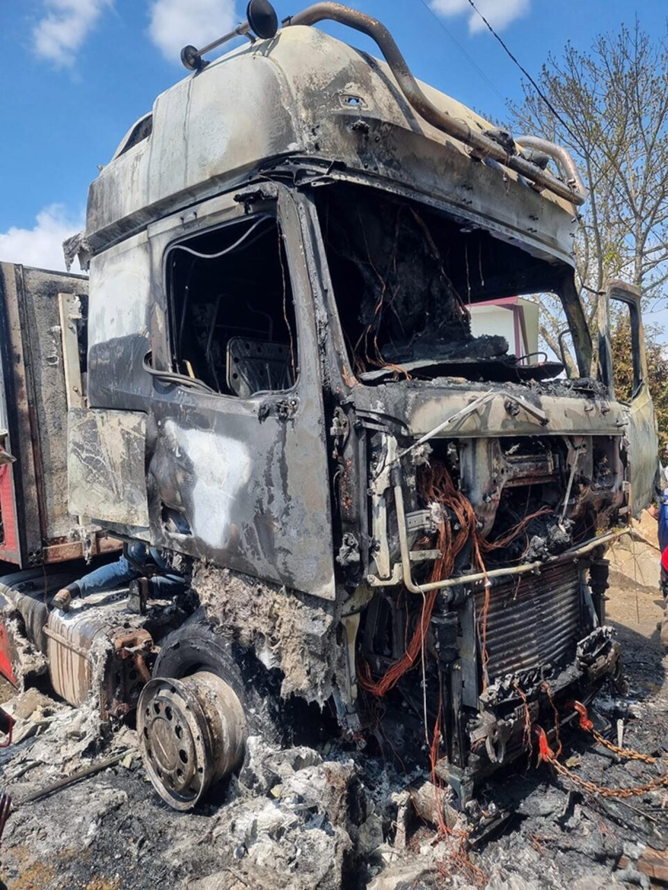 Incendiu la cabina unui autotren, cu pericol de propagare la un rezervor de 2.000 de litri de motorină
