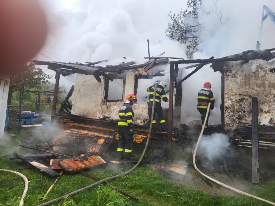 Casă mistuită de flăcări la Rădășeni