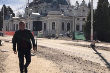 Strada din fața cazinoului va fi pavată cu piatră cubică