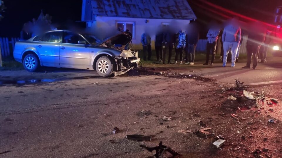 După un impact teribil, șoferul VW-ului a părăsit locul accidentului
