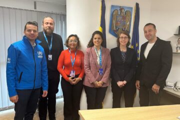Viceprimarul Sucevei Lucian Harșovschi și delegația Înaltului Comisariat al Națiunilor Unite pentru Refugiați, condusă de Kylie Alcoba Wright