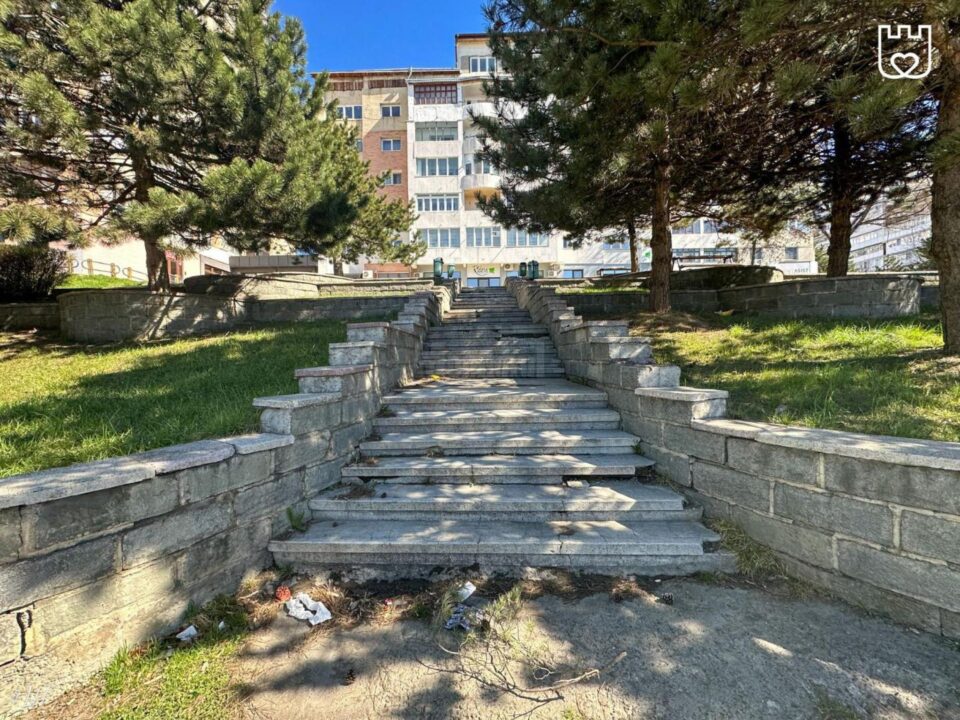 Lucrările de reabilitare a scărilor și aleilor pietonale au ajuns în cartierul Obcini