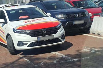 Mașini parcate pe locuri cu handicap din parcarea Primăriei Suceava-