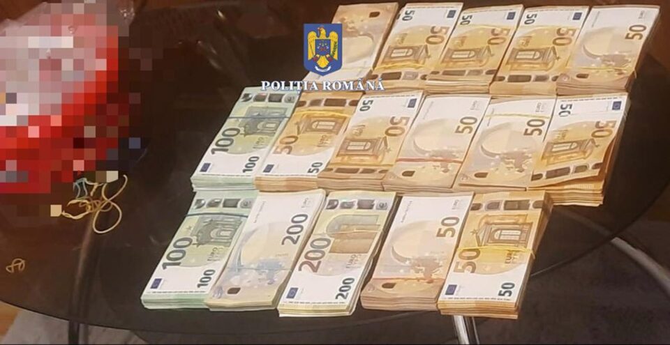 Bani ridicați la percheziții