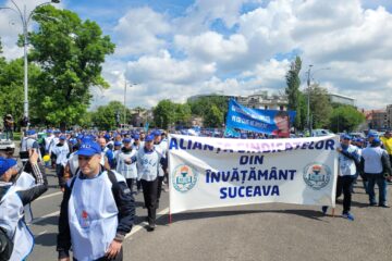 Peste 250 de angajați din școlile sucevene au protestat la București