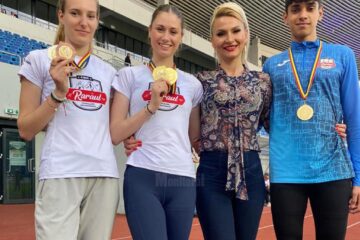 Antrenoarea Erzilia Țîmpău alături de cei trei medaliați