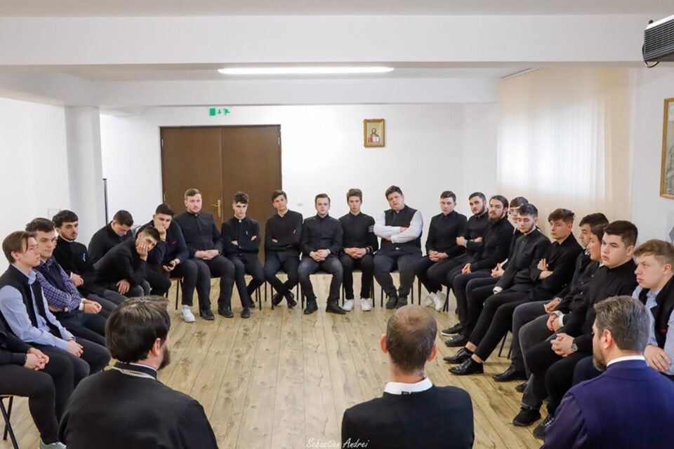 Atelier științific la Seminarul Teologic Liceal Ortodox „Mitropolitul Dosoftei” din Suceava Atelier științific la Seminarul Teologic Liceal Ortodox „Mitropolitul Dosoftei” din Suceava