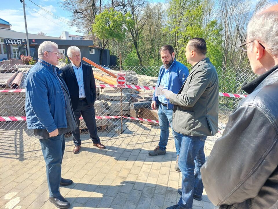 Prefectul Alexandru Moldovan spune că la sfârșitul săptămânii viitoare va fi definitivată expertiza tehnică în vederea stabilirii soluțiilor de consolidare a versantului Prefectul Alexandru Moldovan spune că la sfârșitul săptămânii viitoare va fi definitivată expertiza tehnică în vederea stabilirii soluțiilor de consolidare a versantului