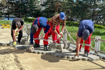 Lucrările de reabilitare a scărilor și aleilor pietonale au ajuns în cartierul Obcini