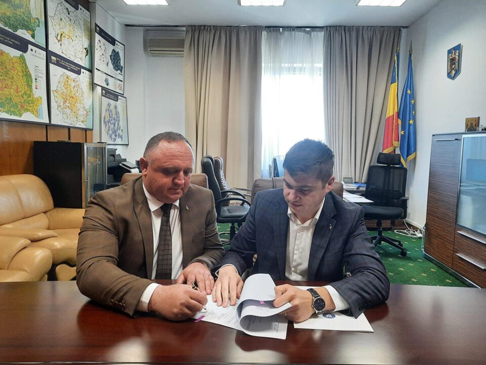 Contractul a fost semnat de primarul Toader Lavric și Alexandru Stoica, secretar de stat la Ministerul Dezvoltării, Lucrărilor Publice ṣi Administrației