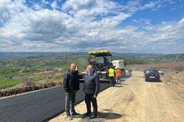 Flutur apreciază ritmul bun al lucrărilor de modernizare a drumului Comănești-Bălăceana