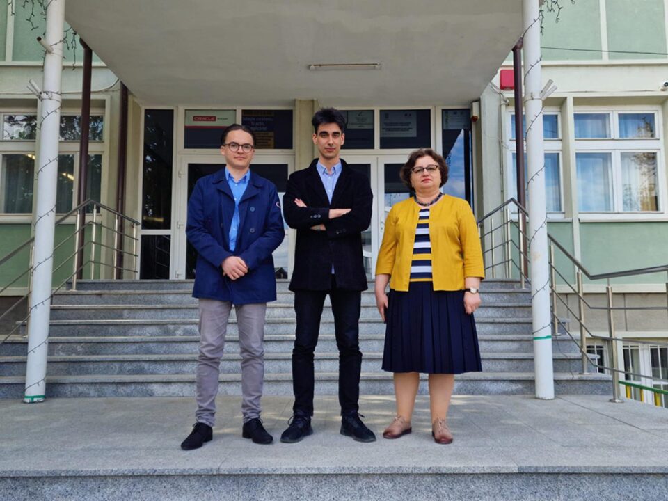 Antonie Rareș Grigoraș și Mihai Hulubeac, alaturi de prof. Anca Greculeac