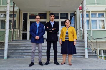 Antonie Rareș Grigoraș și Mihai Hulubeac, alaturi de prof. Anca Greculeac
