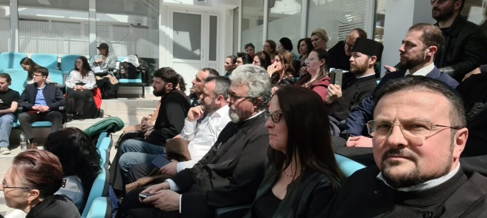 Crâmpeie din activități cu tineri: dezbateri, atelier biblic, teatru, la Colegiul „Petru Rareș”