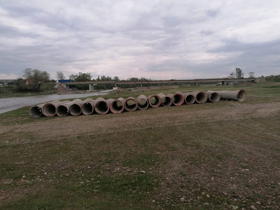 DRDP Iași a început să aducă tuburile pentru amenajarea podului provizoriu prin râul Suceava DRDP Iași a început să aducă tuburile pentru amenajarea podului provizoriu prin râul Suceava