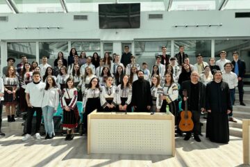 Crâmpeie din activități cu tineri: dezbateri, atelier biblic, teatru, la Colegiul „Petru Rareș”
