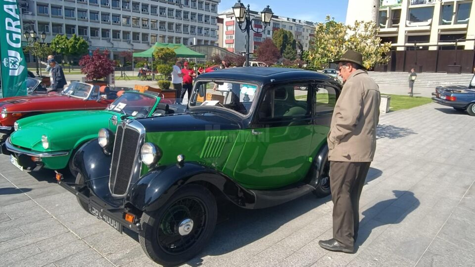 Peste 90 de mașini de epocă și istorice au participat la cea mai mare „Paradă Retro a Primăverii” din Suceava Peste 90 de mașini de epocă și istorice au participat la cea mai mare „Paradă Retro a Primăverii” din Suceava