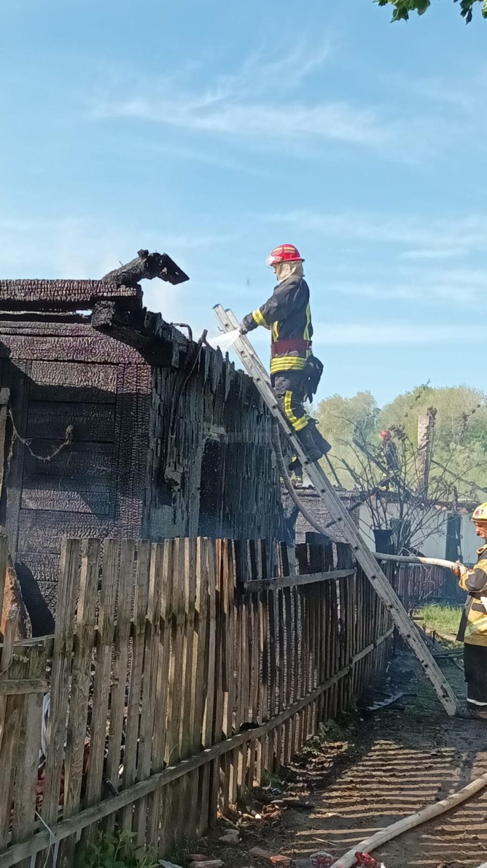 Două case și anexe gospodărești din comuna Arbore, cuprinse de flăcări