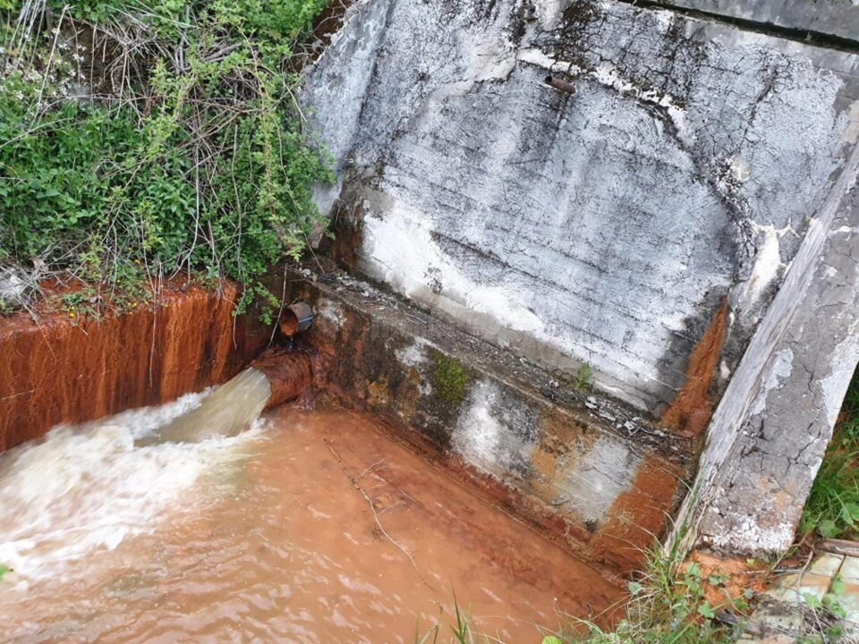 Râul Bistrița, poluat pe o lungime de 3 kilometri de la o fostă exploatare minieră
