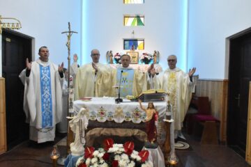 Liturghie în biserica din Poiana Micului