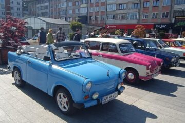 Mașinile istorice au umplut centrul Sucevei