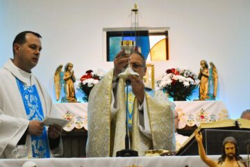 Liturghie în biserica din Poiana Micului