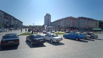 Peste 90 de autoturisme istorice au participat la Retro Parada Primăverii de la Suceava