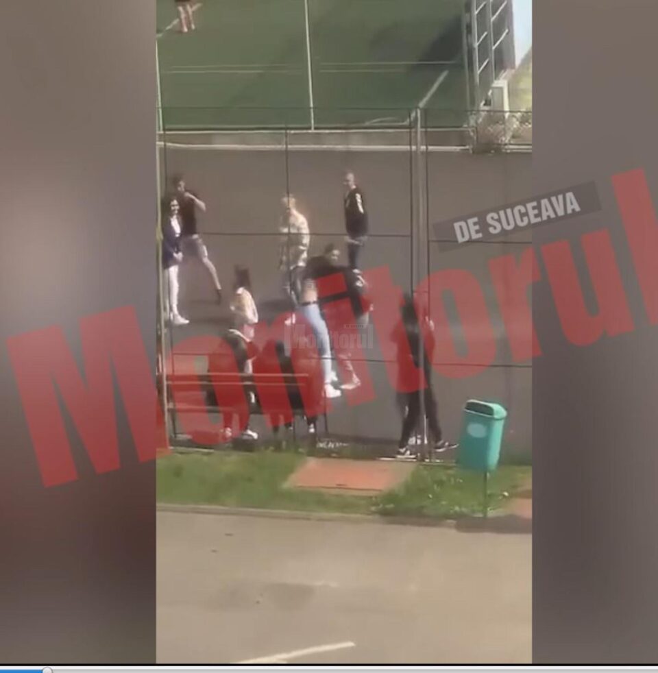 Rafuială pe terenul de sport al liceului