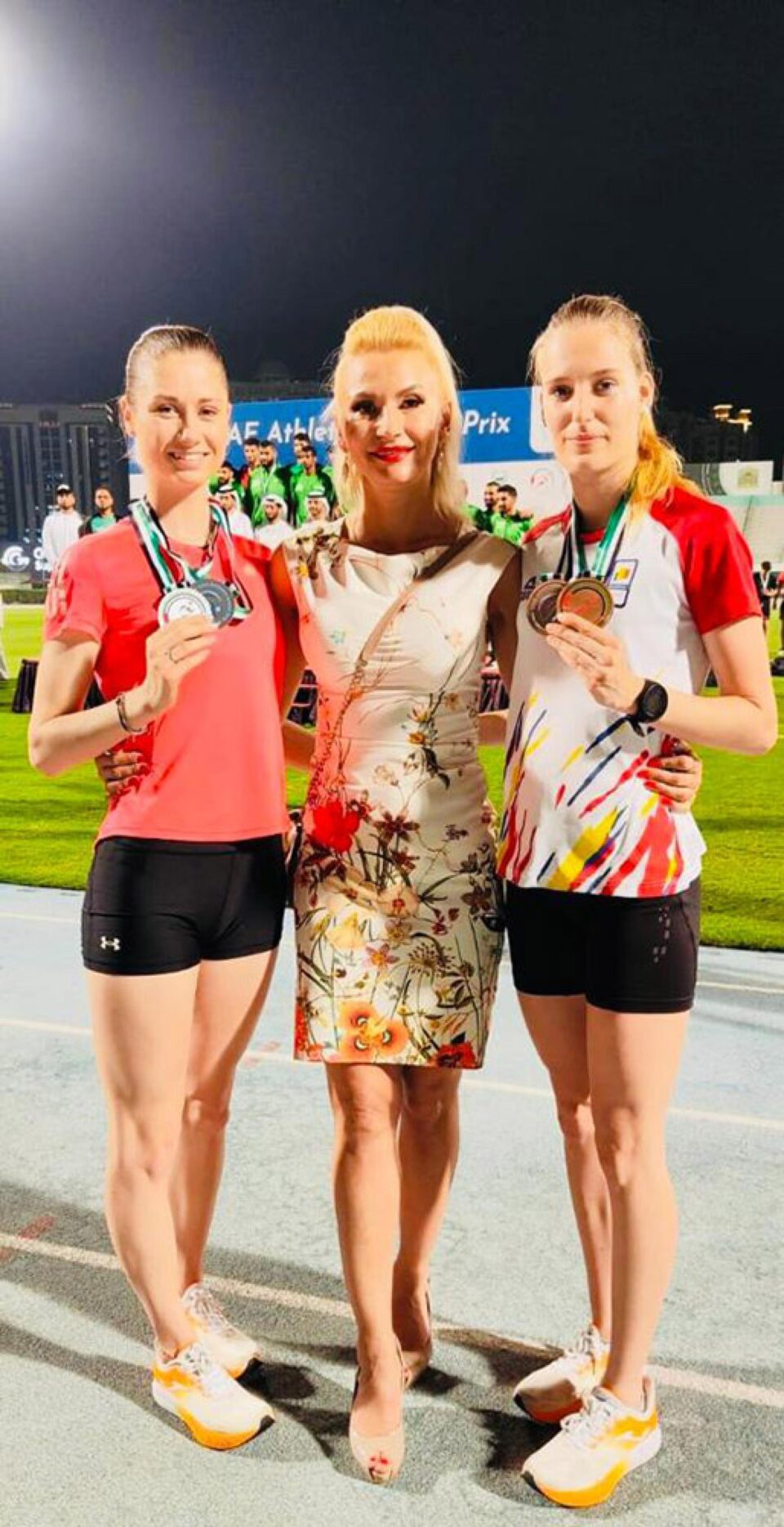 Antrenoarea Erzilia Țîmpău încadrată de Talida Sfarghiu și Antonia Bodnariuc